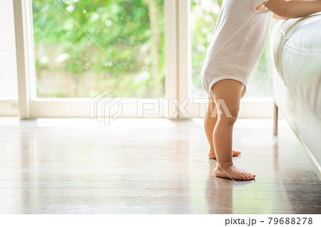 つかまり立ちをする赤ちゃんの足 79688278