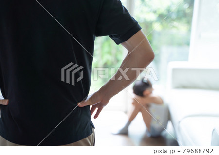 うずくまって泣く少女とそれを見る大人の様子 うずくまって泣く少女とそれを見る大人の様子 79688792