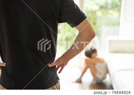 うずくまって泣く少女とそれを見る大人の様子 79688828