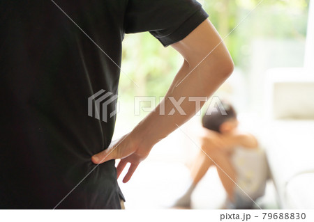 うずくまって泣く少女とそれを見る大人の様子 79688830