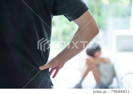 うずくまって泣く少女とそれを見る大人の様子 うずくまって泣く少女とそれを見る大人の様子 79688831