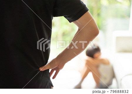 うずくまって泣く少女とそれを見る大人の様子 79688832