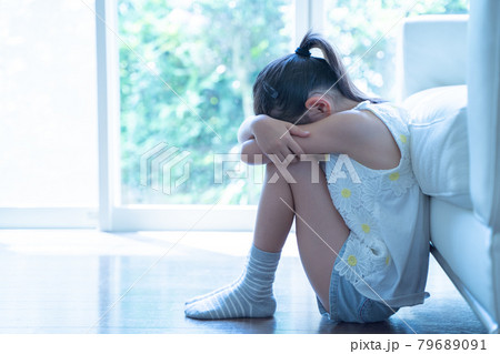 顔をうずめて泣く少女の様子 顔をうずめて泣く少女の様子 79689091