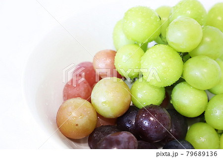 白いお皿の上の巨峰・ピオーネ・マスカット 白いお皿の上の巨峰・ピオーネ・マスカット 79689136