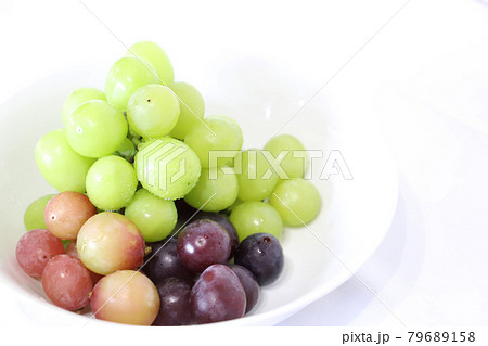 白いお皿の上の巨峰・ピオーネ・マスカット 白いお皿の上の巨峰・ピオーネ・マスカット 79689158