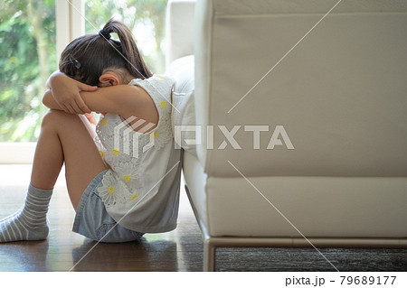 顔をうずめて泣く少女の様子 顔をうずめて泣く少女の様子 79689177