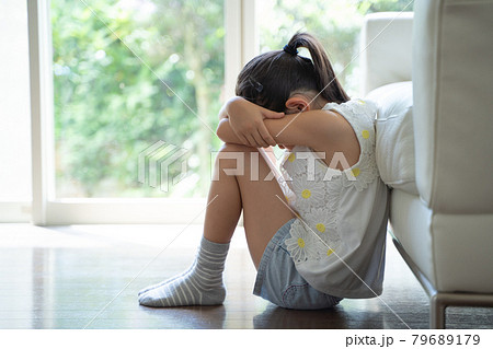 顔をうずめて泣く少女の様子 顔をうずめて泣く少女の様子 79689179