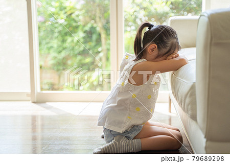 顔をうずめて泣く少女の様子 79689298