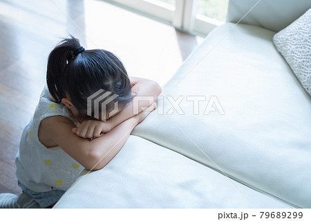 顔をうずめて泣く少女の様子 79689299