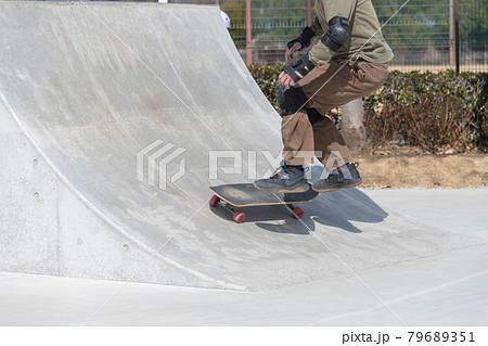 【愛川町スケートパークでスケボーのスロープ練習】 79689351
