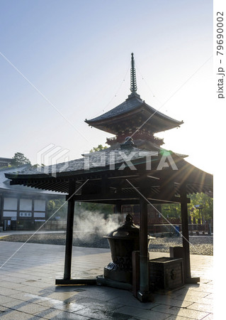 成田山新勝寺 早朝の香炉と三重塔 成田山新勝寺 早朝の香炉と三重塔 79690002