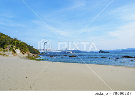 大鳴門橋と砂浜 79690237