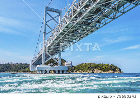 青空と大鳴門橋 79690243