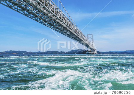 青空と大鳴門橋 79690256