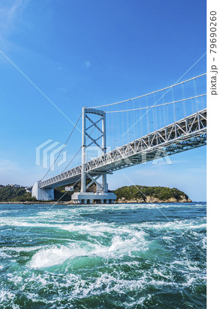 青空と大鳴門橋 79690260