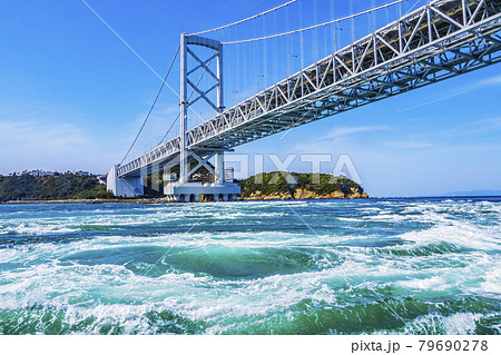 青空と大鳴門橋 79690278