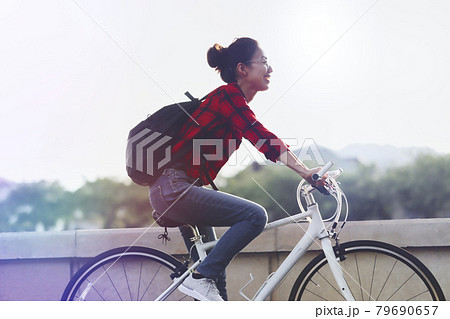 自転車に乗る女性 自転車に乗る女性 79690657