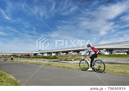 ロードバイクに乗る女性 ロードバイクに乗る女性 79690954