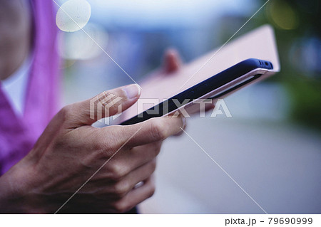 スマホと女性の手元 スマホと女性の手元 79690999