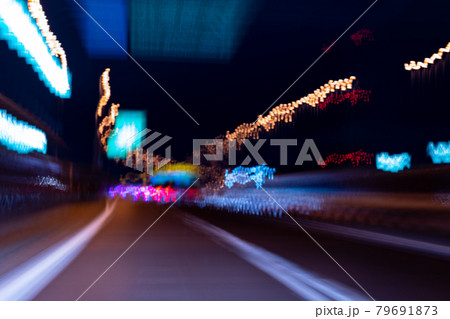 首都高速 ジャンクション 午後 深夜 夜 東京 パーキングエリア 速度 スピード 走行中 エフェクトの写真素材