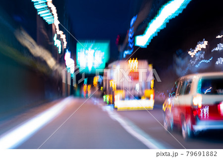 首都高速 ジャンクション 午後 深夜 夜 東京 パーキングエリア 速度 スピード 走行中 エフェクトの写真素材