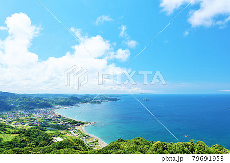 千葉県　青空と海の風景（鋸山からの展望） 79691953