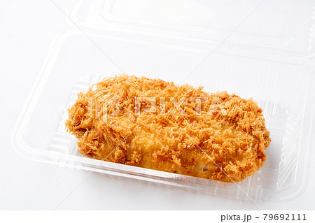 テイクアウトイメージ。透明プラスチック容器に入れられた、とんかつ。 79692111