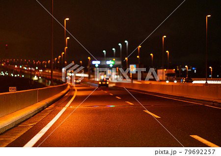 首都高速　ジャンクション　午後　深夜　夜　東京　パーキングエリア　速度　道路　街灯　走行中 79692257