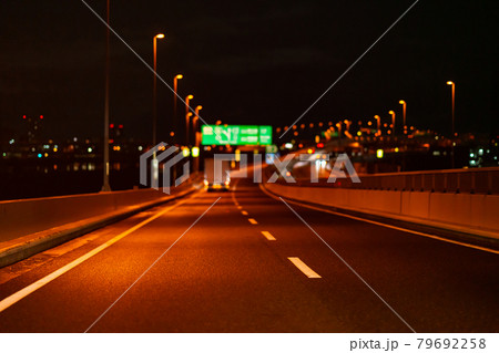 首都高速　ジャンクション　午後　深夜　夜　東京　パーキングエリア　速度　道路　街灯　走行中 79692258