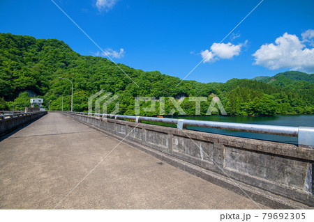 霧積ダム 霧積湖 天端 ダム堤防 初夏の周辺景色 霧積ダム 霧積湖 天端 ダム堤防 初夏の周辺景色 79692305