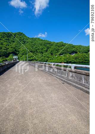 霧積ダム　霧積湖　天端　ダム堤防　初夏の周辺景色　　　　　　 79692306