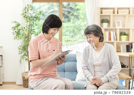 シニア女性と会話するケアマネージャー　介護支援専門員 79692339