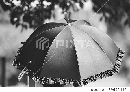日傘をさす女性 79692412