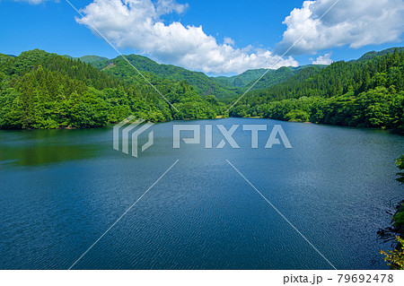 霧積ダム 霧積湖 堤防からの眺め 初夏の周辺景色 霧積ダム 霧積湖 堤防からの眺め 初夏の周辺景色 79692478
