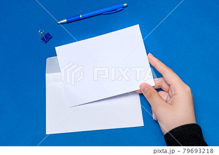 Woman Hand Holding Blank Notes Writing New Messege Updates Ideas. Lady Palm Showing Envelope Folding Sending Letters Post Address. Woman Hand Holding Blank Notes Writing New Messege Updates Ideas. Lady Palm Showing Envelope Folding Sending Letters Post Address. 79693218
