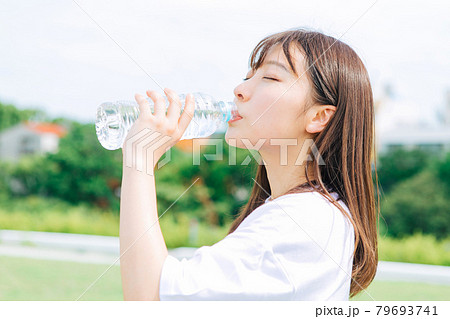 水を飲む若い女性 79693741