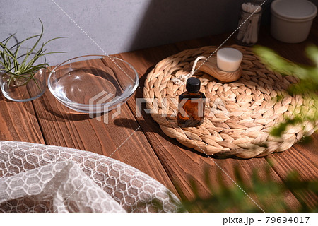 アロマボトルとバスルームの風景 アロマボトルとバスルームの風景 79694017