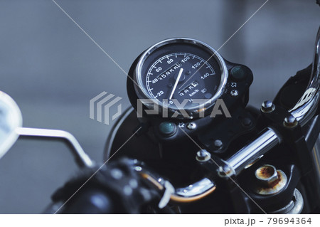 バイクのメーター 79694364