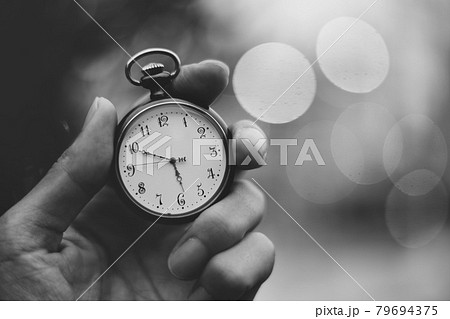 懐中時計を持つ人 懐中時計を持つ人 79694375