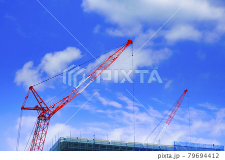 青空と工事中の建物 79694412