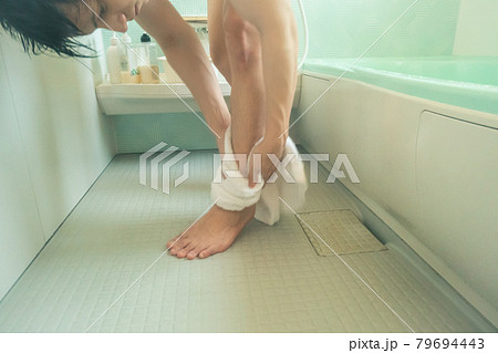 風呂上がりに足首を拭く男性 風呂上がりに足首を拭く男性 79694443