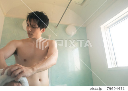 お風呂から上がる 79694451