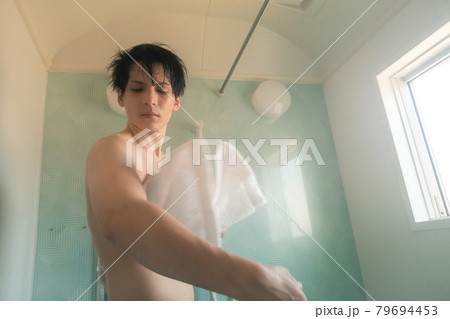 お風呂から上がる 79694453