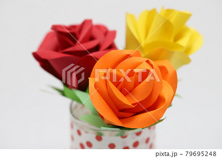 折り紙で作ったバラの花の写真素材