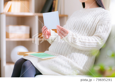 郵便を確認する妊婦 手紙 通知 お知らせ 郵便を確認する妊婦 手紙 通知 お知らせ 79695291