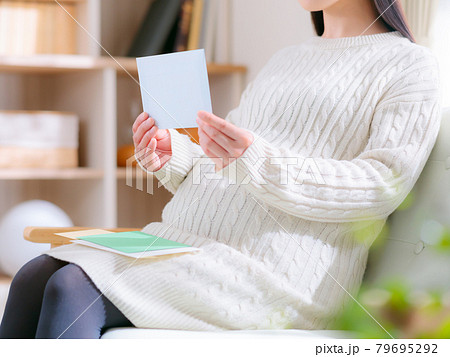 郵便を確認する妊婦 手紙 通知 お知らせ 4 3の写真素材