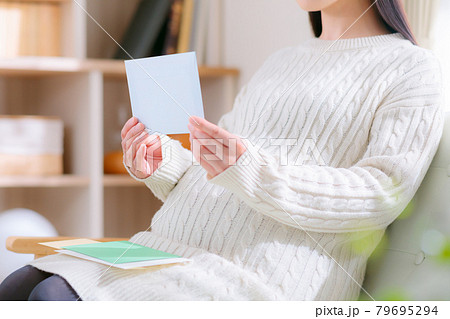 郵便を確認する妊婦 手紙 通知 お知らせ 郵便を確認する妊婦 手紙 通知 お知らせ 79695294