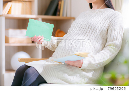郵便を確認する妊婦　手紙　通知　お知らせ　 79695296