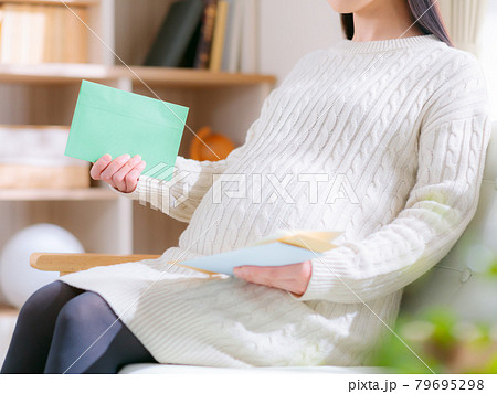 郵便を確認する妊婦 手紙 通知 お知らせ 4:3 郵便を確認する妊婦 手紙 通知 お知らせ 4:3 79695298
