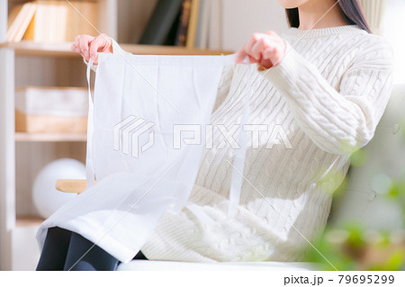 T字帯を準備する妊婦 丁字帯 T字帯を準備する妊婦 丁字帯 79695299